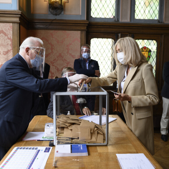 Le Président de la République Emmanuel Macron et sa femme la Première Dame Brigitte Macron sont allés voter à la Mairie du Touquet-Paris-Plage lors du second tour des élections municipales, le 28 juin 2020. © Eliot Blondet/Pool/Bestimage