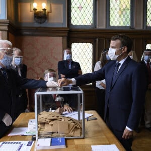 Le Président de la République Emmanuel Macron et sa femme la Première Dame Brigitte Macron sont allés voter à la Mairie du Touquet-Paris-Plage lors du second tour des élections municipales, le 28 juin 2020. © Eliot Blondet/Pool/Bestimage