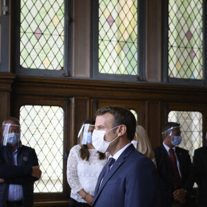 Le Président de la République Emmanuel Macron et sa femme la Première Dame Brigitte Macron sont allés voter à la Mairie du Touquet-Paris-Plage lors du second tour des élections municipales, le 28 juin 2020. © Eliot Blondet/Pool/Bestimage