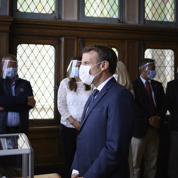 Le Président de la République Emmanuel Macron et sa femme la Première Dame Brigitte Macron sont allés voter à la Mairie du Touquet-Paris-Plage lors du second tour des élections municipales, le 28 juin 2020. © Eliot Blondet/Pool/Bestimage