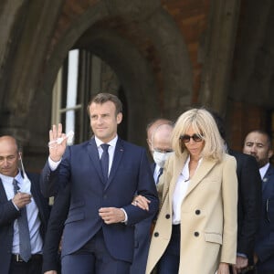 Le Président de la République Emmanuel Macron et sa femme la Première Dame Brigitte Macron sont allés voter à la Mairie du Touquet-Paris-Plage lors du second tour des élections municipales, le 28 juin 2020. © Eliot Blondet/Pool/Bestimage