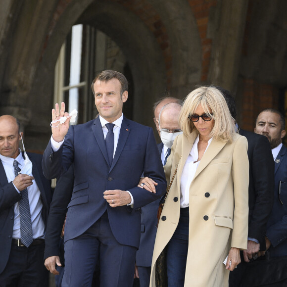 Le Président de la République Emmanuel Macron et sa femme la Première Dame Brigitte Macron sont allés voter à la Mairie du Touquet-Paris-Plage lors du second tour des élections municipales, le 28 juin 2020. © Eliot Blondet/Pool/Bestimage