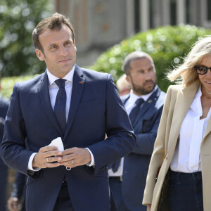 Le Président de la République Emmanuel Macron et sa femme la Première Dame Brigitte Macron sont allés voter à la Mairie du Touquet-Paris-Plage lors du second tour des élections municipales, le 28 juin 2020. © Eliot Blondet/Pool/Bestimage