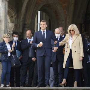 Le Président de la République Emmanuel Macron et sa femme la Première Dame Brigitte Macron sont allés voter à la Mairie du Touquet-Paris-Plage lors du second tour des élections municipales, le 28 juin 2020. © Eliot Blondet/Pool/Bestimage