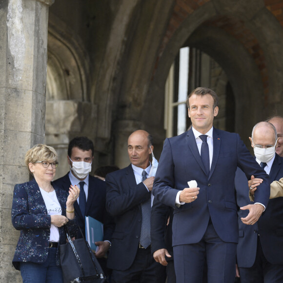Le Président de la République Emmanuel Macron et sa femme la Première Dame Brigitte Macron sont allés voter à la Mairie du Touquet-Paris-Plage lors du second tour des élections municipales, le 28 juin 2020. © Eliot Blondet/Pool/Bestimage