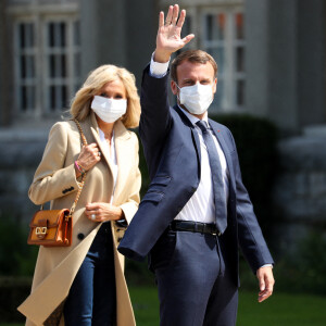 Arrivée à la Mairie du Touquet - Le Président de la République Emmanuel Macron et sa femme la Première Dame Brigitte Macron sont allés voter à la Mairie du Touquet-Paris-Plage lors du second tour des élections municipales, le 28 juin 2020. Ils portent des masques de protection contre le Coronavirus (Covid-19). A leur sortie, ils sont allés rencontrer la foule puis sont repartis en voiture.