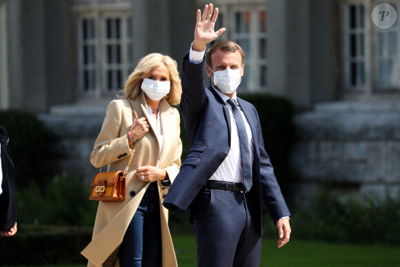 Arrivée à la Mairie du Touquet - Le Président de la République Emmanuel Macron et sa femme la Première Dame Brigitte Macron sont allés voter à la Mairie du Touquet-Paris-Plage lors du second tour des élections municipales, le 28 juin 2020. Ils portent des masques de protection contre le Coronavirus (Covid-19). A leur sortie, ils sont allés rencontrer la foule puis sont repartis en voiture.