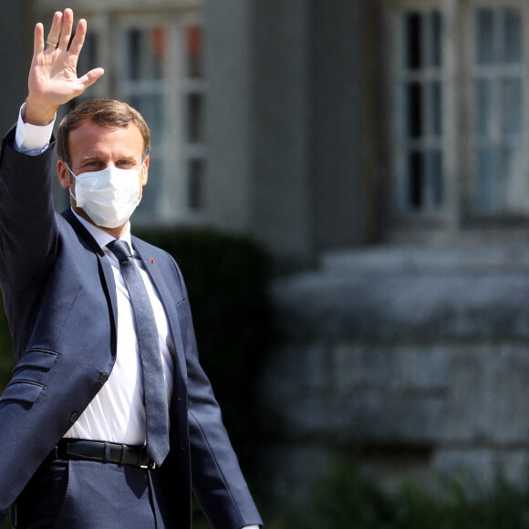 Arrivée à la Mairie du Touquet - Le Président de la République Emmanuel Macron et sa femme la Première Dame Brigitte Macron sont allés voter à la Mairie du Touquet-Paris-Plage lors du second tour des élections municipales, le 28 juin 2020. Ils portent des masques de protection contre le Coronavirus (Covid-19). A leur sortie, ils sont allés rencontrer la foule puis sont repartis en voiture.