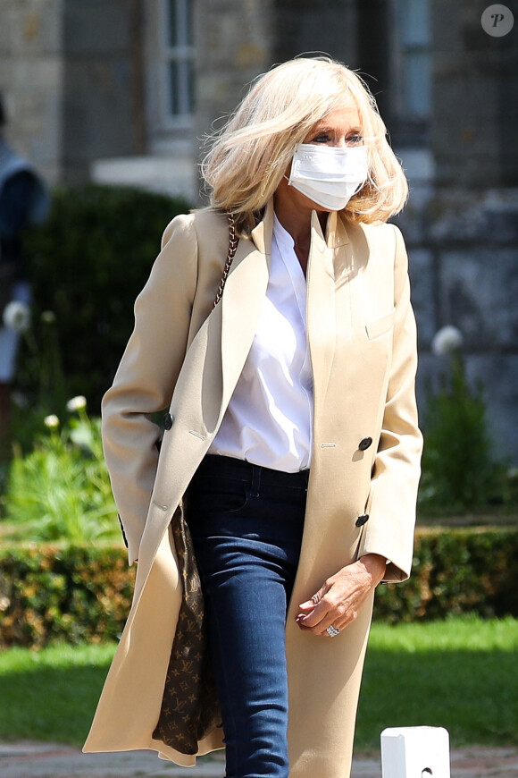 Arrivée à la Mairie du Touquet - Le Président de la République Emmanuel Macron et sa femme la Première Dame Brigitte Macron sont allés voter à la Mairie du Touquet-Paris-Plage lors du second tour des élections municipales, le 28 juin 2020. Ils portent des masques de protection contre le Coronavirus (Covid-19). A leur sortie, ils sont allés rencontrer la foule puis sont repartis en voiture.