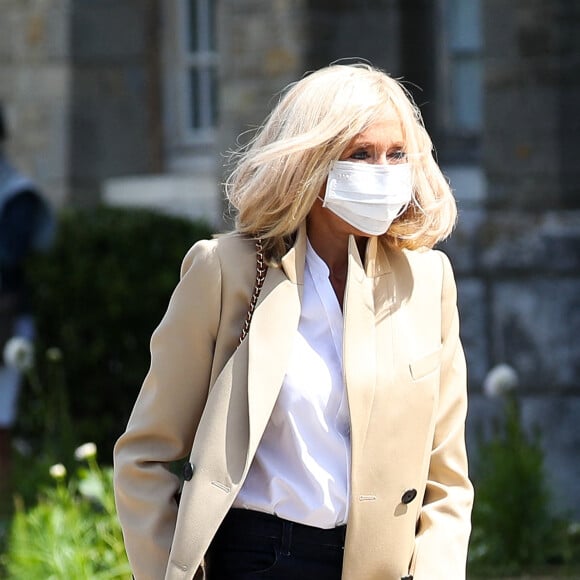 Arrivée à la Mairie du Touquet - Le Président de la République Emmanuel Macron et sa femme la Première Dame Brigitte Macron sont allés voter à la Mairie du Touquet-Paris-Plage lors du second tour des élections municipales, le 28 juin 2020. Ils portent des masques de protection contre le Coronavirus (Covid-19). A leur sortie, ils sont allés rencontrer la foule puis sont repartis en voiture.