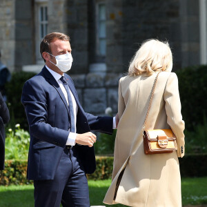 Arrivée à la Mairie du Touquet - Le Président de la République Emmanuel Macron et sa femme la Première Dame Brigitte Macron sont allés voter à la Mairie du Touquet-Paris-Plage lors du second tour des élections municipales, le 28 juin 2020. Ils portent des masques de protection contre le Coronavirus (Covid-19). A leur sortie, ils sont allés rencontrer la foule puis sont repartis en voiture.