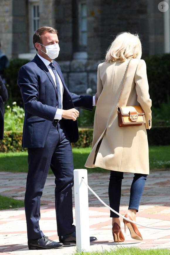 Arrivée à la Mairie du Touquet - Le Président de la République Emmanuel Macron et sa femme la Première Dame Brigitte Macron sont allés voter à la Mairie du Touquet-Paris-Plage lors du second tour des élections municipales, le 28 juin 2020. Ils portent des masques de protection contre le Coronavirus (Covid-19). A leur sortie, ils sont allés rencontrer la foule puis sont repartis en voiture.
