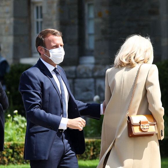 Arrivée à la Mairie du Touquet - Le Président de la République Emmanuel Macron et sa femme la Première Dame Brigitte Macron sont allés voter à la Mairie du Touquet-Paris-Plage lors du second tour des élections municipales, le 28 juin 2020. Ils portent des masques de protection contre le Coronavirus (Covid-19). A leur sortie, ils sont allés rencontrer la foule puis sont repartis en voiture.