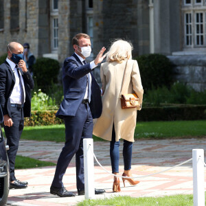 Arrivée à la Mairie du Touquet - Le Président de la République Emmanuel Macron et sa femme la Première Dame Brigitte Macron sont allés voter à la Mairie du Touquet-Paris-Plage lors du second tour des élections municipales, le 28 juin 2020. Ils portent des masques de protection contre le Coronavirus (Covid-19). A leur sortie, ils sont allés rencontrer la foule puis sont repartis en voiture.