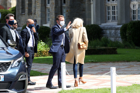 Arrivée à la Mairie du Touquet - Le Président de la République Emmanuel Macron et sa femme la Première Dame Brigitte Macron sont allés voter à la Mairie du Touquet-Paris-Plage lors du second tour des élections municipales, le 28 juin 2020. Ils portent des masques de protection contre le Coronavirus (Covid-19). A leur sortie, ils sont allés rencontrer la foule puis sont repartis en voiture.
