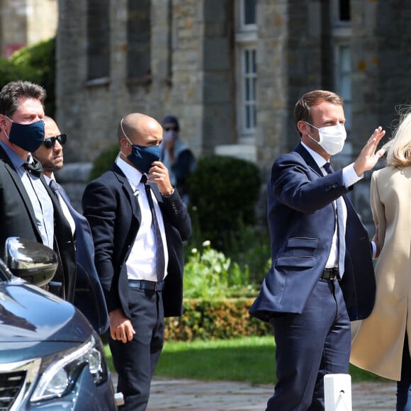 Arrivée à la Mairie du Touquet - Le Président de la République Emmanuel Macron et sa femme la Première Dame Brigitte Macron sont allés voter à la Mairie du Touquet-Paris-Plage lors du second tour des élections municipales, le 28 juin 2020. Ils portent des masques de protection contre le Coronavirus (Covid-19). A leur sortie, ils sont allés rencontrer la foule puis sont repartis en voiture.