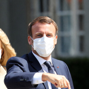 Arrivée à la Mairie du Touquet - Le Président de la République Emmanuel Macron et sa femme la Première Dame Brigitte Macron sont allés voter à la Mairie du Touquet-Paris-Plage lors du second tour des élections municipales, le 28 juin 2020. Ils portent des masques de protection contre le Coronavirus (Covid-19). A leur sortie, ils sont allés rencontrer la foule puis sont repartis en voiture.