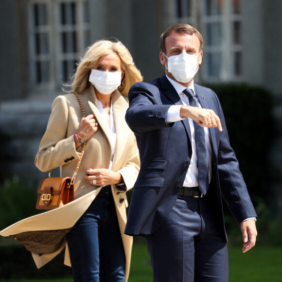 Arrivée à la Mairie du Touquet - Le Président de la République Emmanuel Macron et sa femme la Première Dame Brigitte Macron sont allés voter à la Mairie du Touquet-Paris-Plage lors du second tour des élections municipales, le 28 juin 2020. Ils portent des masques de protection contre le Coronavirus (Covid-19). A leur sortie, ils sont allés rencontrer la foule puis sont repartis en voiture.