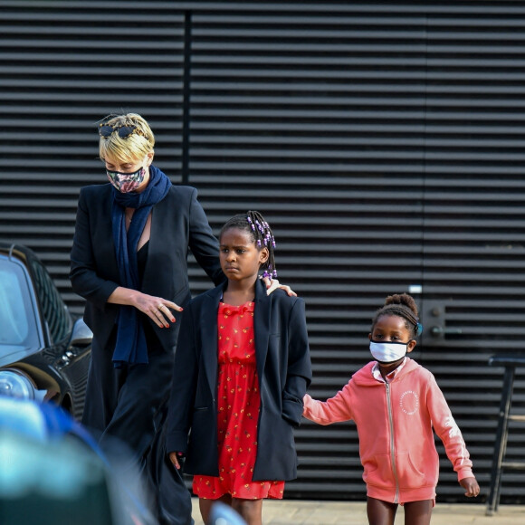 Exclusif - Charlize Theron dîne avec ses deux enfants Jackson (8ans) et August (4ans) au restaurant Nobu à Malibu le 20 juin 2020. Elle porte un masque pour se protéger de l'épidémie de Coronavirus (Covid-19).