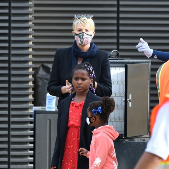 Exclusif - Charlize Theron dîne avec ses deux enfants Jackson (8ans) et August (4ans) au restaurant Nobu à Malibu le 20 juin 2020. Elle porte un masque pour se protéger de l'épidémie de Coronavirus (Covid-19).