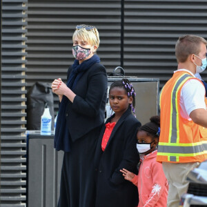 Exclusif - Charlize Theron dîne avec ses deux enfants Jackson (8ans) et August (4ans) au restaurant Nobu à Malibu le 20 juin 2020. Elle porte un masque pour se protéger de l'épidémie de Coronavirus (Covid-19).