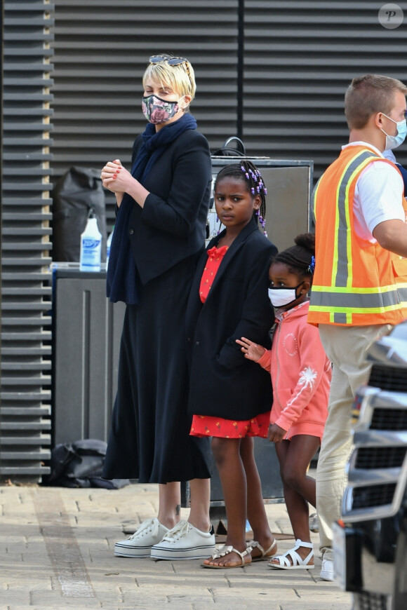 Exclusif - Charlize Theron dîne avec ses deux enfants Jackson (8ans) et August (4ans) au restaurant Nobu à Malibu le 20 juin 2020. Elle porte un masque pour se protéger de l'épidémie de Coronavirus (Covid-19).