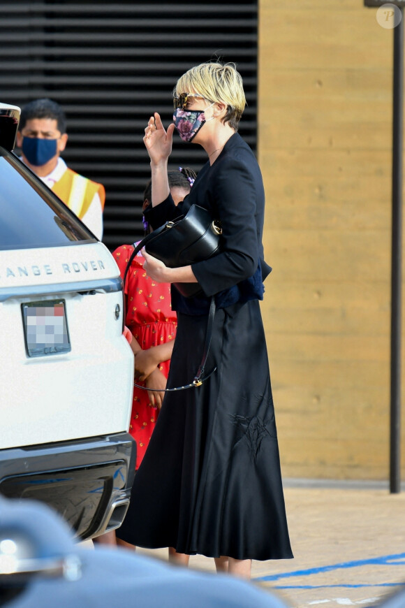 Exclusif - Charlize Theron dîne avec ses deux enfants Jackson (8ans) et August (4ans) au restaurant Nobu à Malibu le 20 juin 2020. Elle porte un masque pour se protéger de l'épidémie de Coronavirus (Covid-19).