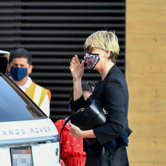 Exclusif - Charlize Theron dîne avec ses deux enfants Jackson (8ans) et August (4ans) au restaurant Nobu à Malibu le 20 juin 2020. Elle porte un masque pour se protéger de l'épidémie de Coronavirus (Covid-19).