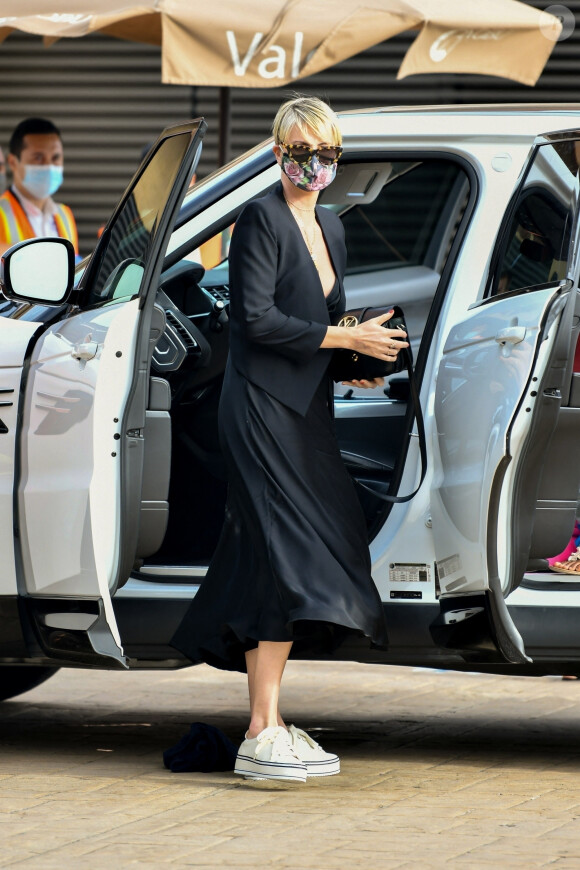 Exclusif - Charlize Theron dîne avec ses deux enfants Jackson (8ans) et August (4ans) au restaurant Nobu à Malibu le 20 juin 2020. Elle porte un masque pour se protéger de l'épidémie de Coronavirus (Covid-19).