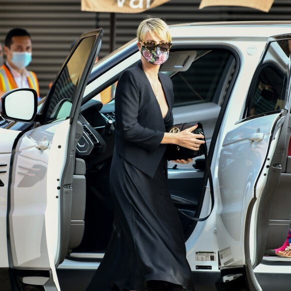 Exclusif - Charlize Theron dîne avec ses deux enfants Jackson (8ans) et August (4ans) au restaurant Nobu à Malibu le 20 juin 2020. Elle porte un masque pour se protéger de l'épidémie de Coronavirus (Covid-19).