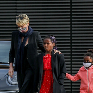 Exclusif - Charlize Theron dîne avec ses deux enfants Jackson (8ans) et August (4ans) au restaurant Nobu à Malibu le 20 juin 2020. Elle porte un masque pour se protéger de l'épidémie de Coronavirus (Covid-19).