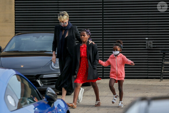 Exclusif - Charlize Theron dîne avec ses deux enfants Jackson (8ans) et August (4ans) au restaurant Nobu à Malibu le 20 juin 2020. Elle porte un masque pour se protéger de l'épidémie de Coronavirus (Covid-19).