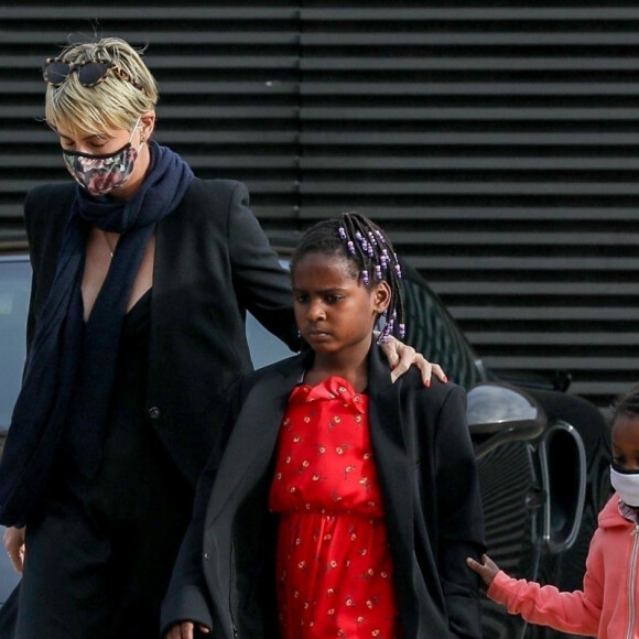 Exclusif - Charlize Theron dîne avec ses deux enfants Jackson (8ans) et August (4ans) au restaurant Nobu à Malibu le 20 juin 2020. Elle porte un masque pour se protéger de l'épidémie de Coronavirus (Covid-19).