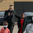 Exclusif - Charlize Theron dîne avec ses deux enfants Jackson (8ans) et August (4ans) au restaurant Nobu à Malibu le 20 juin 2020. Elle porte un masque pour se protéger de l'épidémie de Coronavirus (Covid-19).