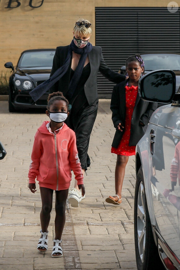 Exclusif - Charlize Theron dîne avec ses deux enfants Jackson (8ans) et August (4ans) au restaurant Nobu à Malibu le 20 juin 2020. Elle porte un masque pour se protéger de l'épidémie de Coronavirus (Covid-19).
