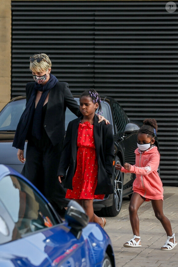 Exclusif - Charlize Theron dîne avec ses deux enfants Jackson (8ans) et August (4ans) au restaurant Nobu à Malibu le 20 juin 2020. Elle porte un masque pour se protéger de l'épidémie de Coronavirus (Covid-19).