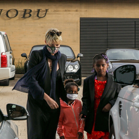 Exclusif - Charlize Theron dîne avec ses deux enfants Jackson (8ans) et August (4ans) au restaurant Nobu à Malibu le 20 juin 2020. Elle porte un masque pour se protéger de l'épidémie de Coronavirus (Covid-19).