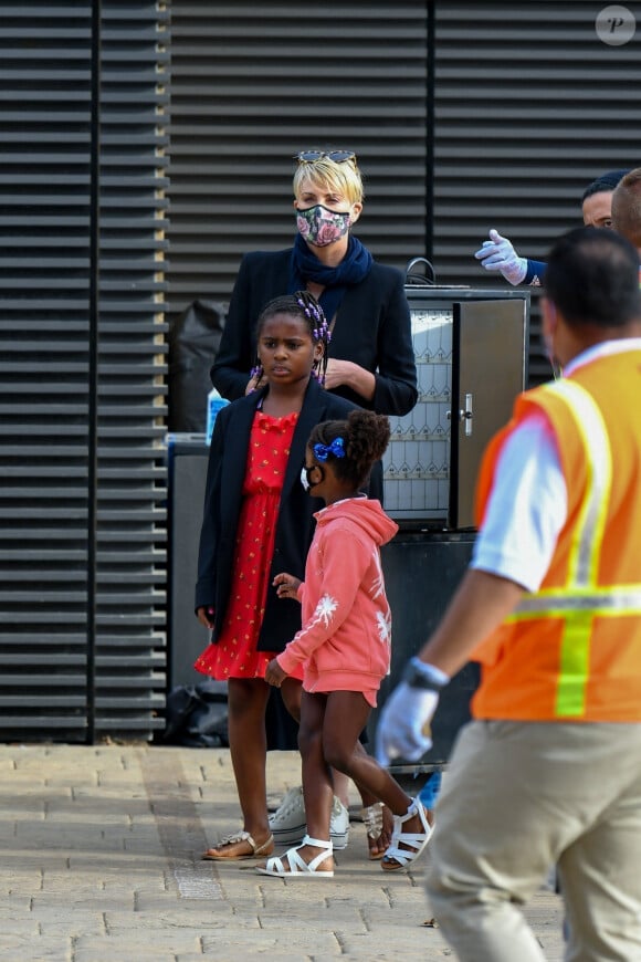 Exclusif - Charlize Theron dîne avec ses deux enfants Jackson (8ans) et August (4ans) au restaurant Nobu à Malibu le 20 juin 2020. Elle porte un masque pour se protéger de l'épidémie de Coronavirus (Covid-19).