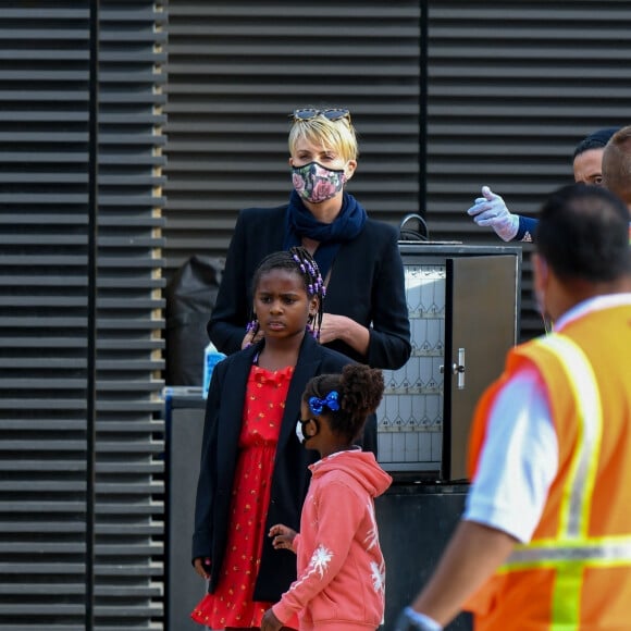 Exclusif - Charlize Theron dîne avec ses deux enfants Jackson (8ans) et August (4ans) au restaurant Nobu à Malibu le 20 juin 2020. Elle porte un masque pour se protéger de l'épidémie de Coronavirus (Covid-19).