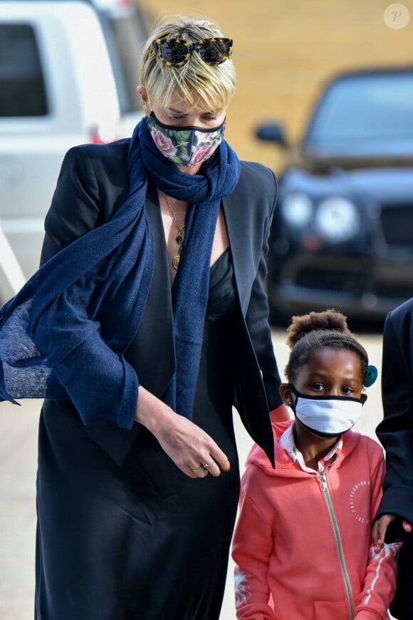 Exclusif - Charlize Theron dîne avec ses deux enfants Jackson (8ans) et August (4ans) au restaurant Nobu à Malibu le 20 juin 2020. Elle porte un masque pour se protéger de l'épidémie de Coronavirus (Covid-19).