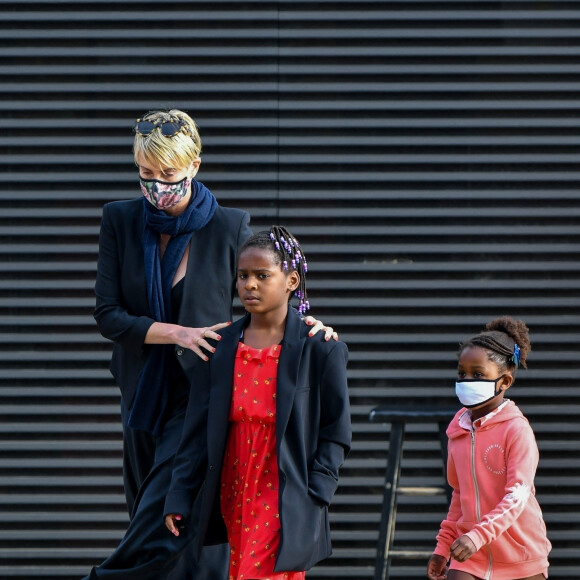 Exclusif - Charlize Theron dîne avec ses deux enfants Jackson (8ans) et August (4ans) au restaurant Nobu à Malibu le 20 juin 2020. Elle porte un masque pour se protéger de l'épidémie de Coronavirus (Covid-19).