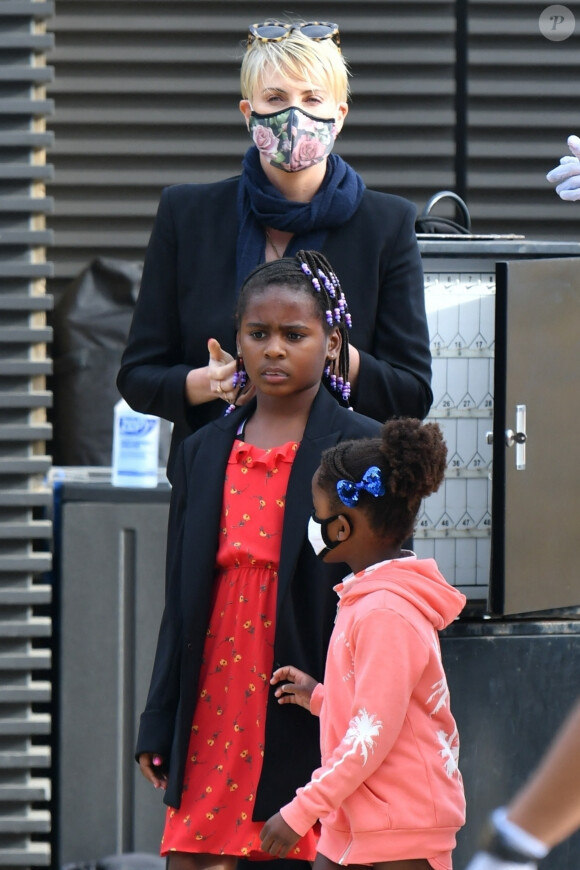 Exclusif - Charlize Theron dîne avec ses deux enfants Jackson (8ans) et August (4ans) au restaurant Nobu à Malibu le 20 juin 2020. Elle porte un masque pour se protéger de l'épidémie de Coronavirus (Covid-19).