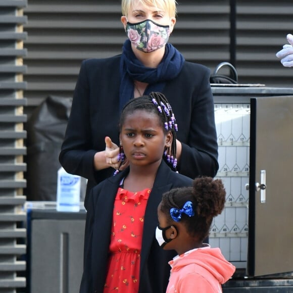 Exclusif - Charlize Theron dîne avec ses deux enfants Jackson (8ans) et August (4ans) au restaurant Nobu à Malibu le 20 juin 2020. Elle porte un masque pour se protéger de l'épidémie de Coronavirus (Covid-19).