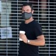 Exclusif - Brian Austin Green se rend au Vintage Market pour aller prendre un café à emporter et faire des courses, sans son alliance mais avec un masque contre l'épidémie de coronavirus (Covid-19), à Los Angeles, Californie, Etats-Unis, le 15 mai 2020.