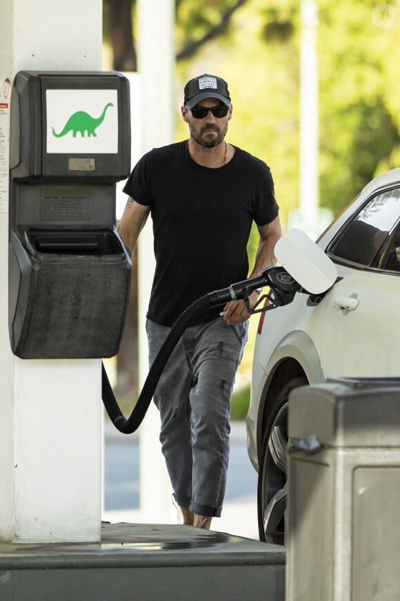 Exclusif - Brian Austin Green prend de l'essence près de chez son ex compagne Megan Fox à Calabasas, Los Angeles, le 23 juin 2020.