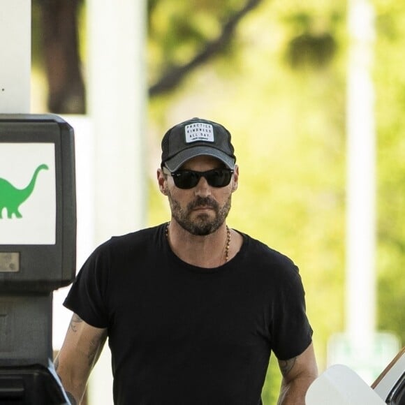 Exclusif - Brian Austin Green prend de l'essence près de chez son ex compagne Megan Fox à Calabasas, Los Angeles, le 23 juin 2020.