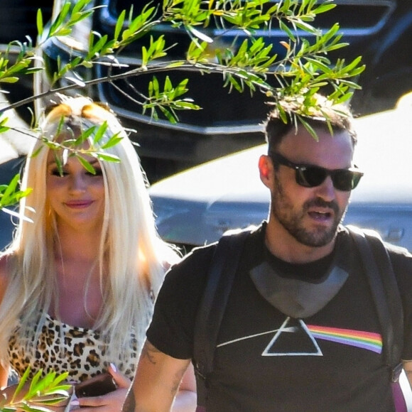 Exclusif - Brian Austin Green, 46 ans, et Courtney Stodden, 25 ans, quittent un restaurant mexicain après le déjeuner à Los Angeles. Récemment séparé de M. Fox, Brian Austin Green était prévenant et attentionné envers Courtney Stodden en lui ouvrant notamment la portière de la voiture. Le 13 juin 2020.