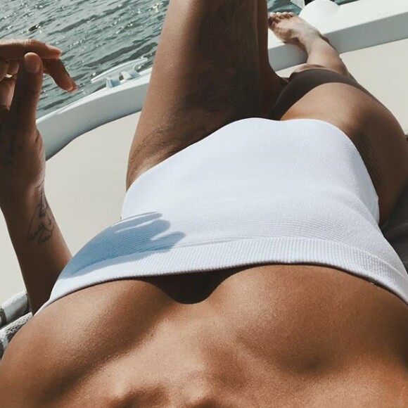 Shy'm en train de bronzer le 30 juin 2020.
