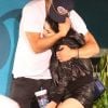 Exclusif  - Josh Duhamel et sa compagne Eiza Gonzalez s'embrassent tendrement après être allés voir le film "Ocean'8" au ArcLight à Los Angeles le 16 juin 2018.
