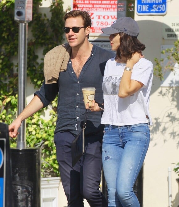 Exclusif - Luke Bracey et sa nouvelle compagne Eiza Gonzalez sont allés petit-déjeuner dans un restaurant, dans le quartier de Sherman Oaks à Los Angeles, le 11 novembre 2019.